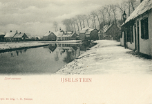 12359 Gezicht op de Hollandsche IJssel te IJsselstein, met rechts de huizen langs de (besneeuwde) Panoven.
